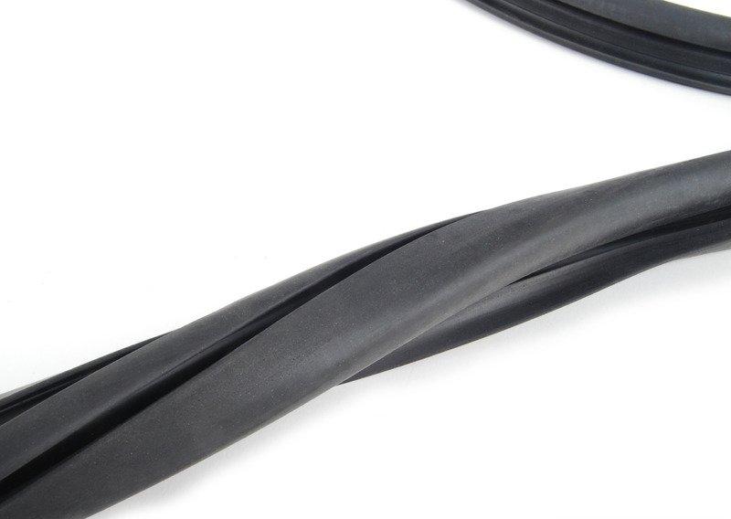 Уплотнитель заднего стекла