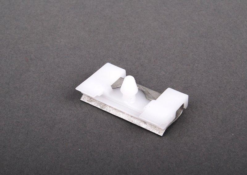 E38 Зажим молдинга окна