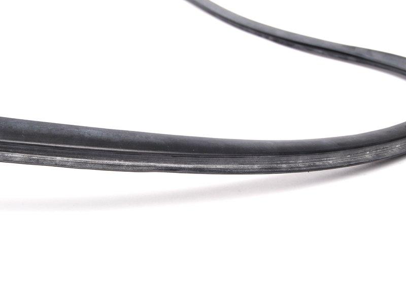 Уплотнитель заднего стекла