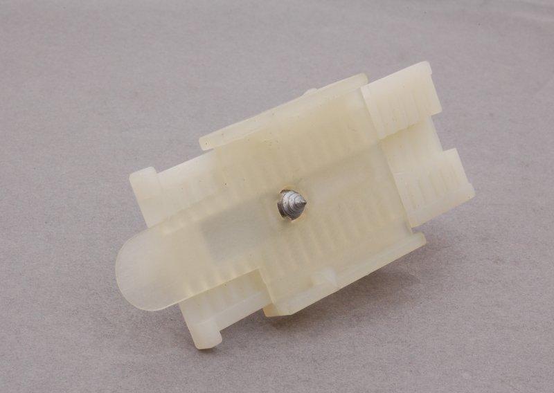 Кронштейн обоймы стеклоподъемника