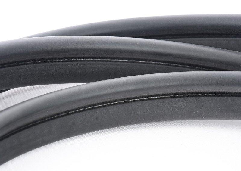 Уплотнитель двери впереди