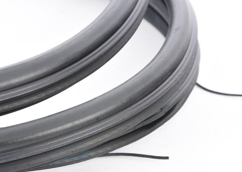 Уплотнитель двери впереди