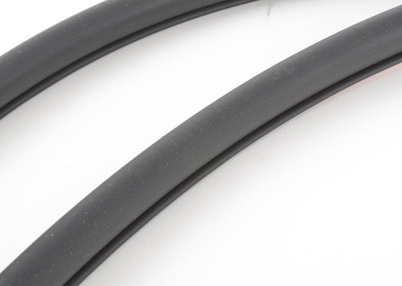 F30 уплотнитель задней двери