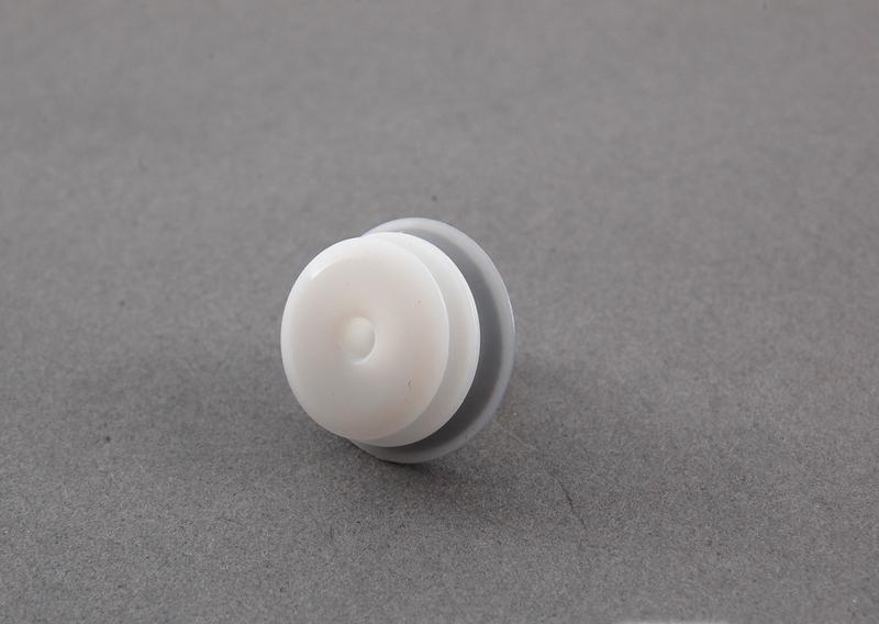 Зажим с уплотнительной шайбой. белый