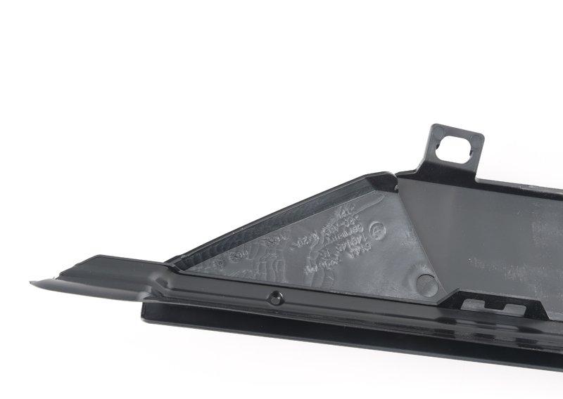 Накладка на переднюю стойку грунт. слева