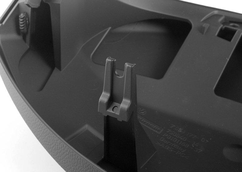 Кожух на панели приборов