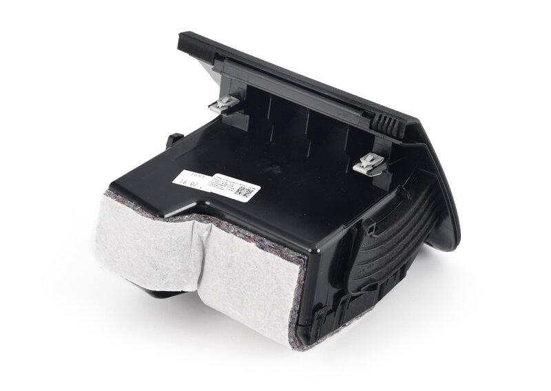 Отделение мелких вещей в панели приборов