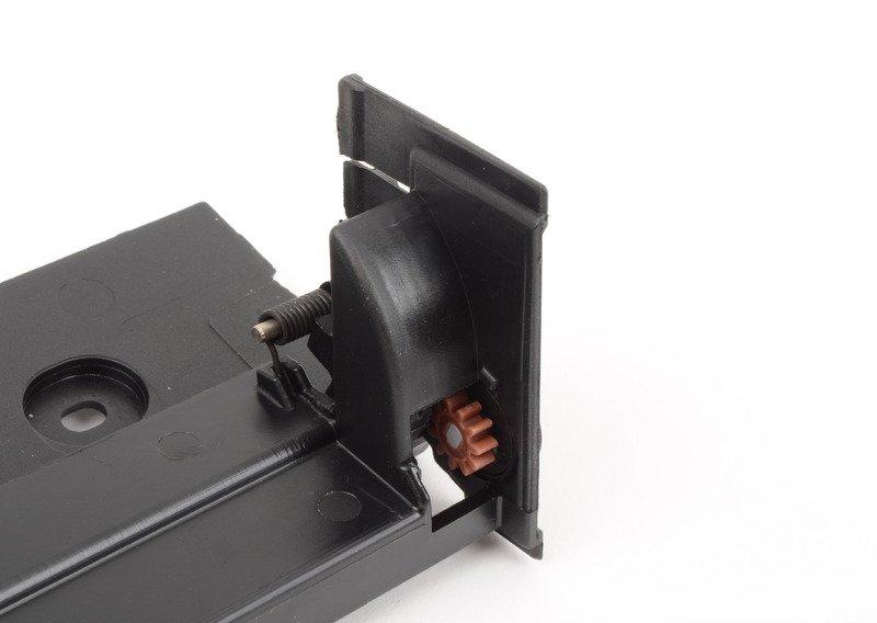 Откидная крышка отсека радиоприемника