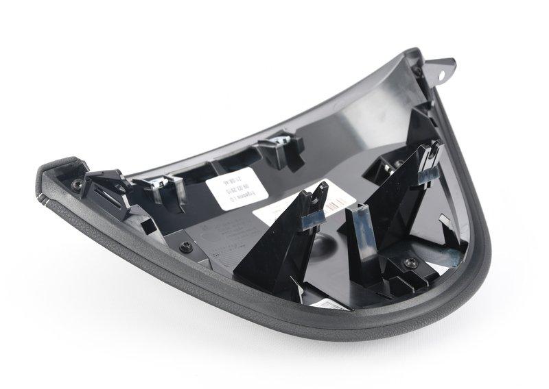 Кожух на панели приборов