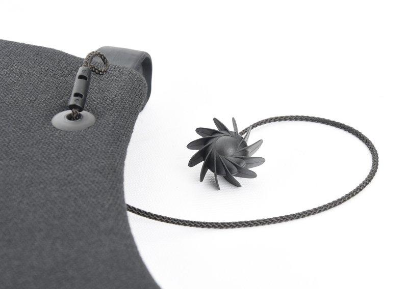 полка за задним сиденьем