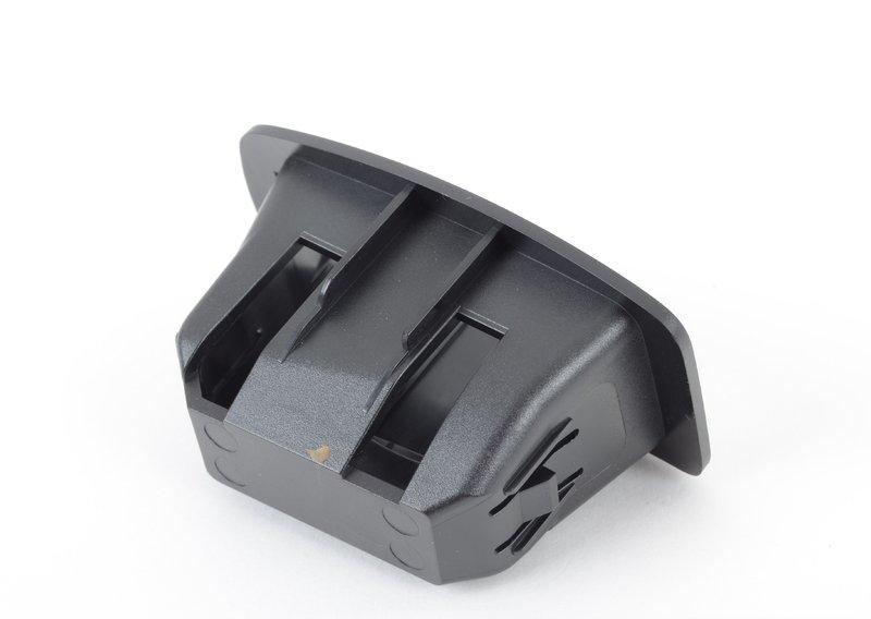 Крепление крюка в багажном отделении