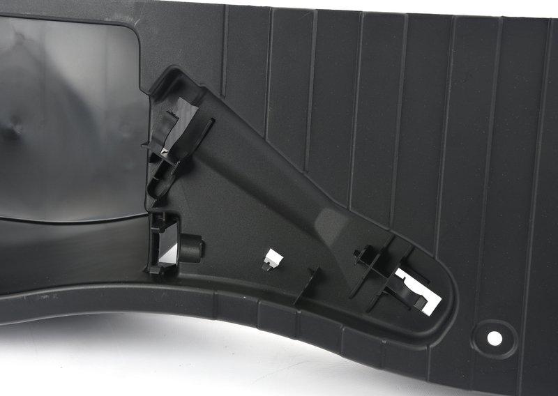 Крышка аккумулятора в багажном отделении