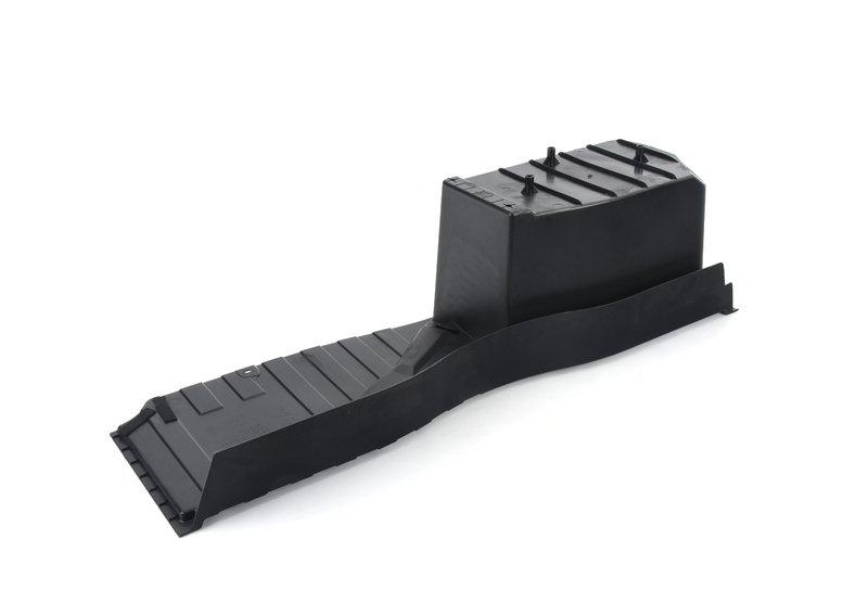 Крышка аккумулятора в багажном отделении