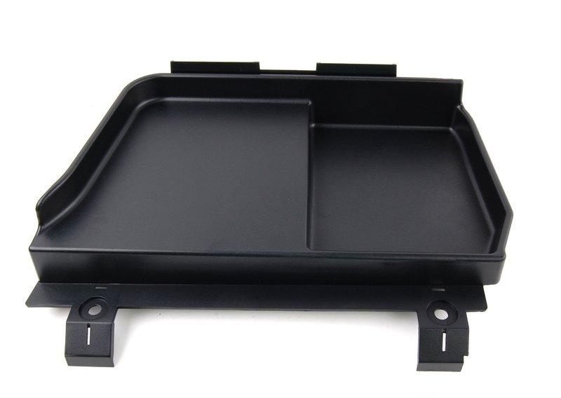 Крышка аккумулятора в багажном отделении