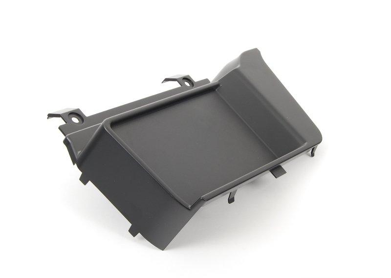 Крышка аккумулятора в багажном отделении