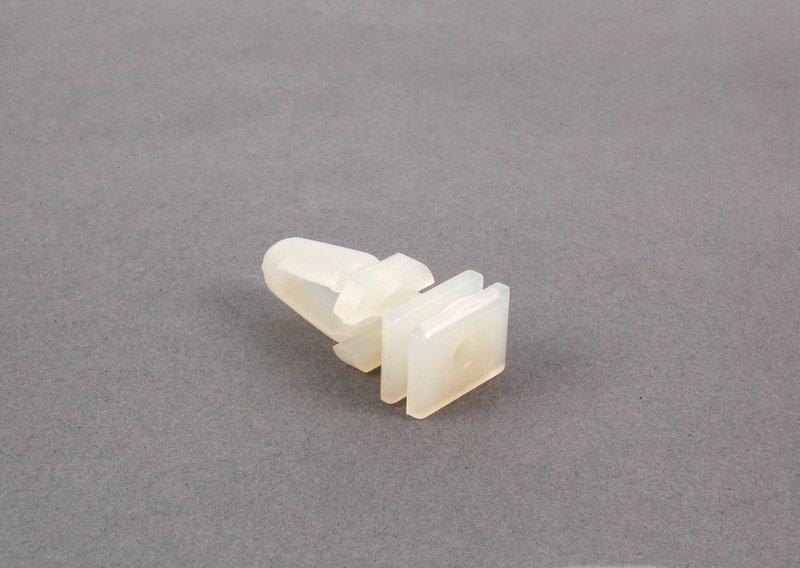 Скоба накладки молдинга порога