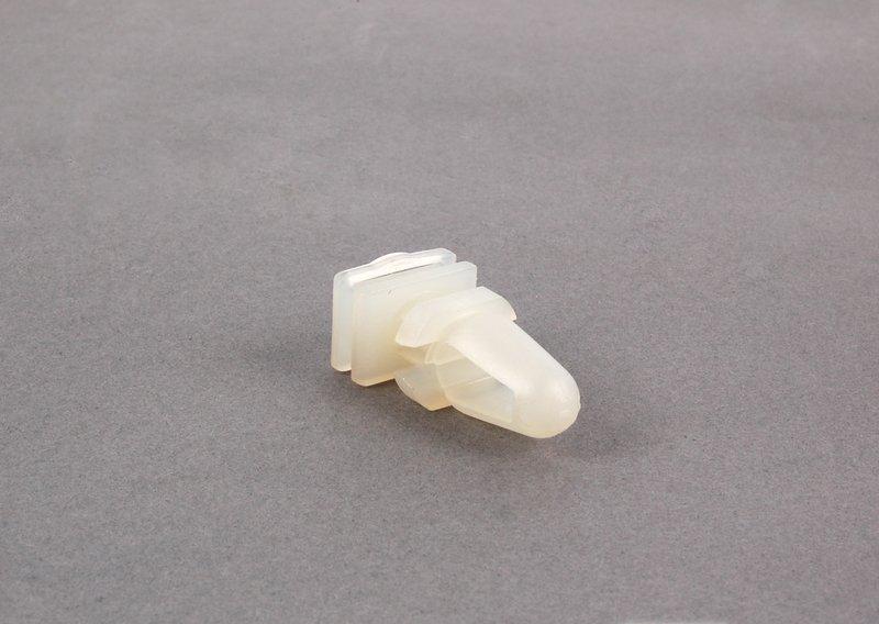 Скоба накладки молдинга порога