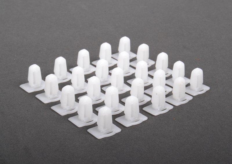 Скоба накладки порога