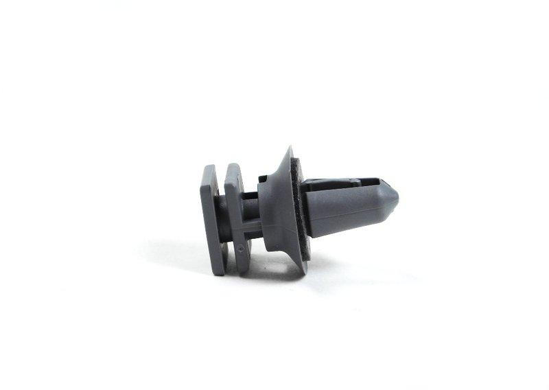 Скоба накладки порога