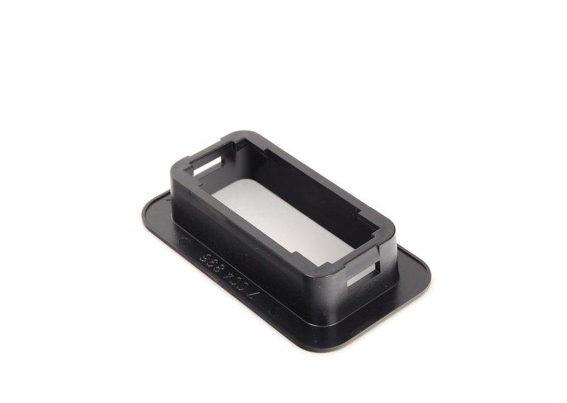 Рамка кнопки багажной двери