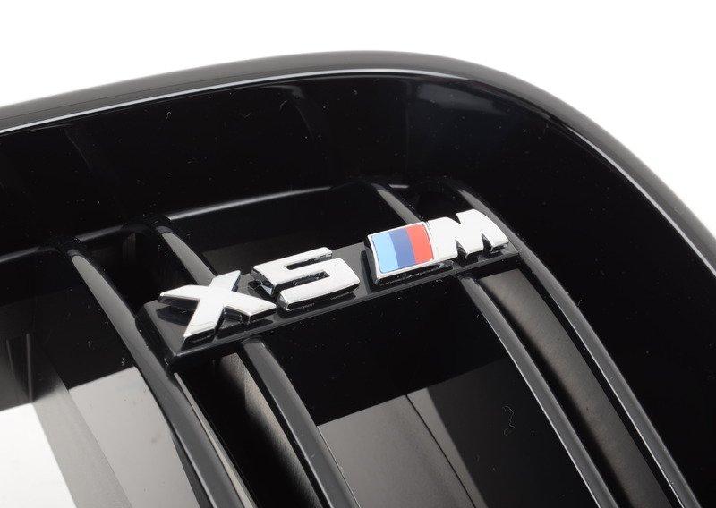 Черная решетка радиатора