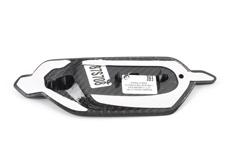 Декоративная решетка карбон сторона лев.