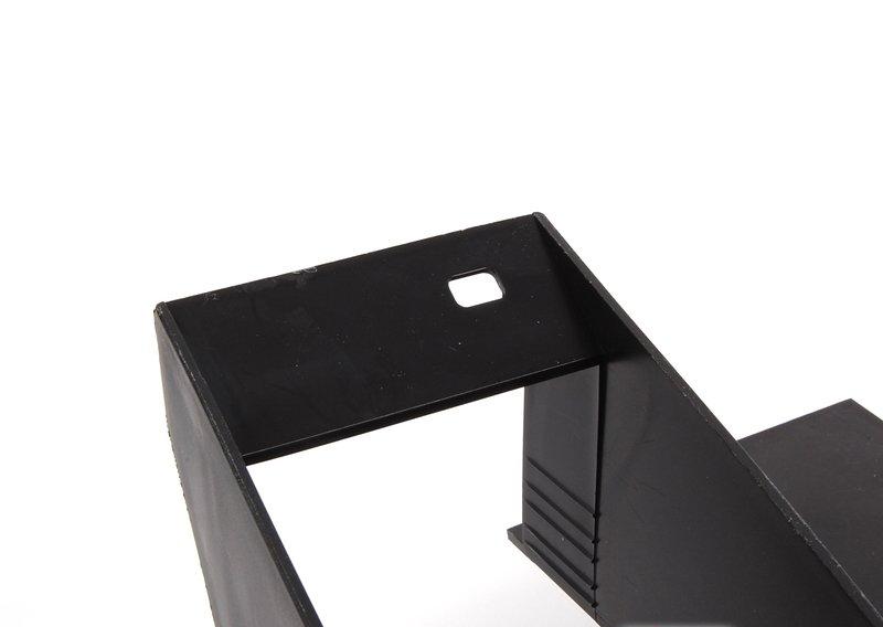 Кронштейн экрана моторного отсека Л