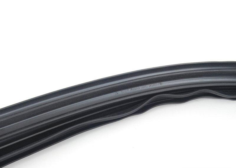 Уплотнитель обтекателя у передней стойки