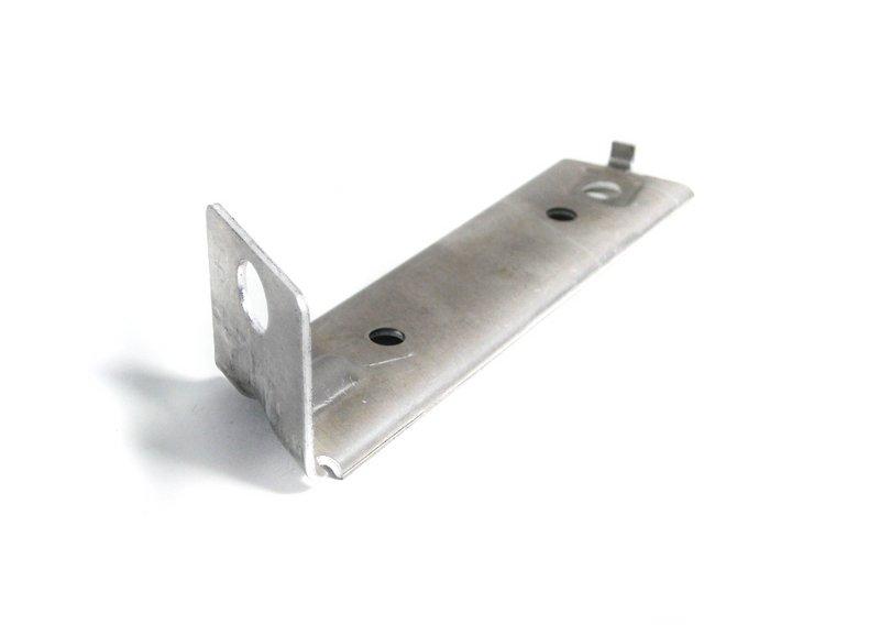 Держатель кожуха колесной ниши спереди Л