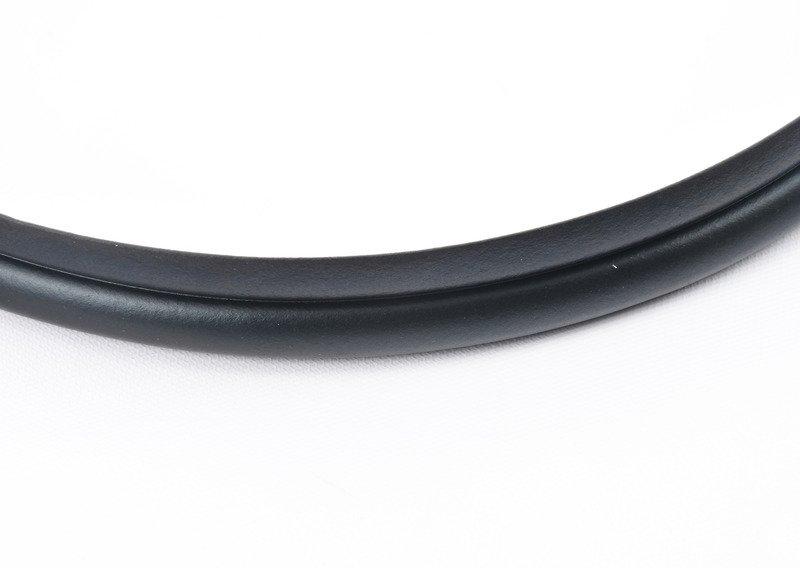 Уплотнение шва двери задней левой