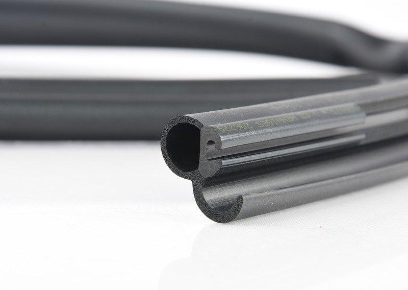 F48 передний уплотнитель капота