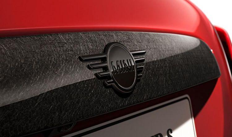 Карбоновая накладка крышки багажника JCW
