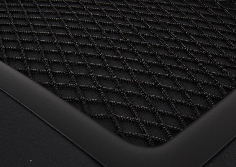 Задняя панель с сетчатым карманом