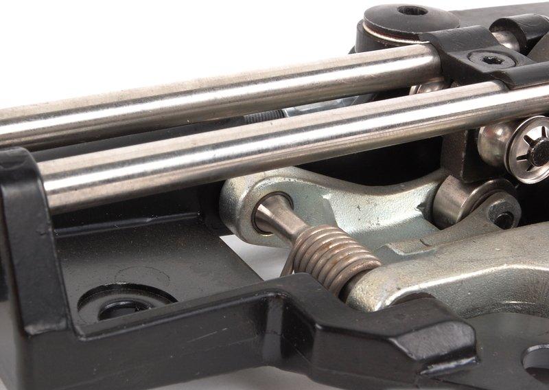 Запорный механизм складного верха П