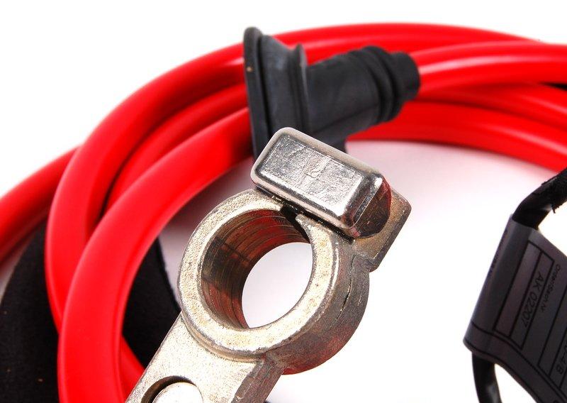 Плюсовой провод аккумуляторной батареи