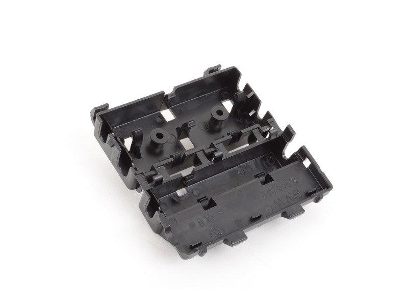 Кронштейн разъема в колесн.нише Пд Л