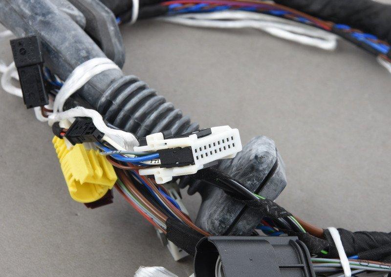 Провода на стороне переднего пассажира