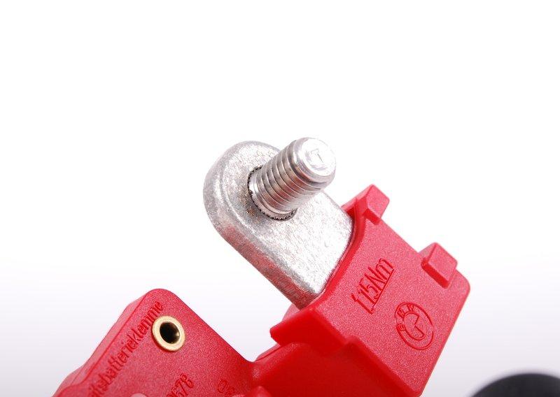 Плюсовой провод аккумуляторной батареи