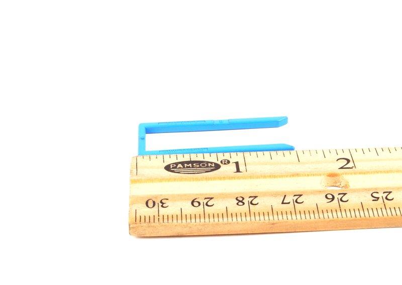 Зажим корпуса вилки разъема