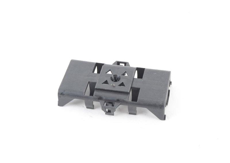 КРОНШТЕЙН РАЗЪЕМА КОЛЕСН.НИШИ ЗД Л И П