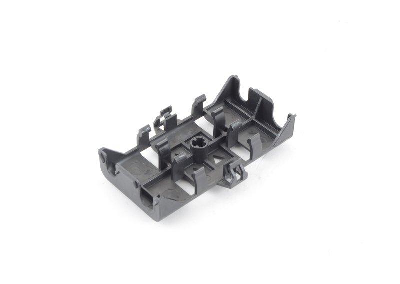 КРОНШТЕЙН РАЗЪЕМА КОЛЕСН.НИШИ ЗД Л И П