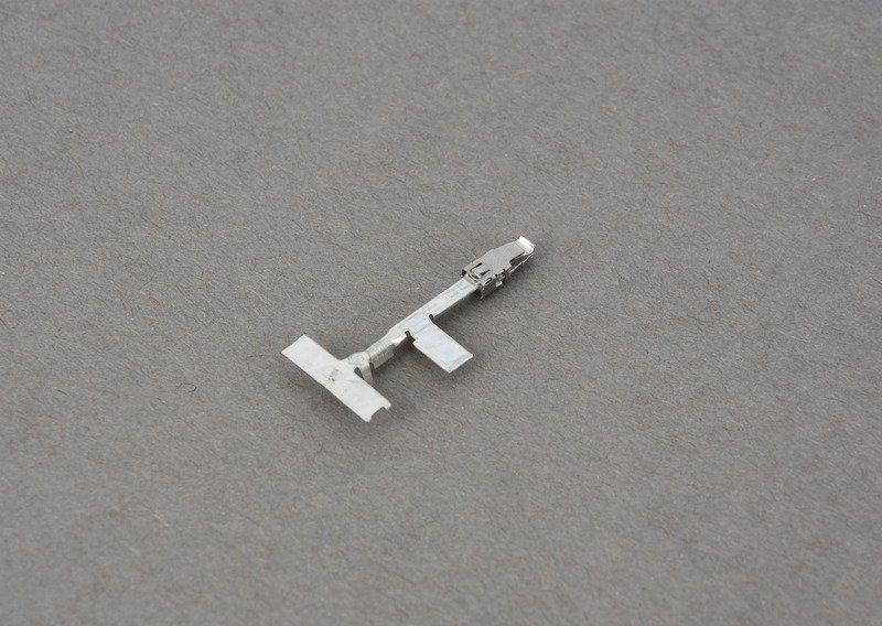 Сдвоенный пружинящий контакт с отводом