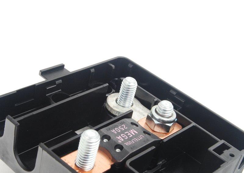 Плюсовой вывод в моторном отсеке