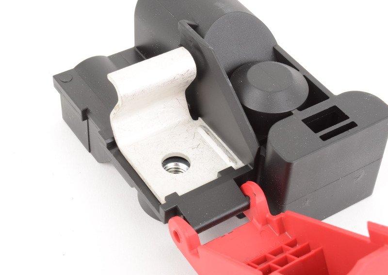 Плюсовой вывод в моторном отсеке