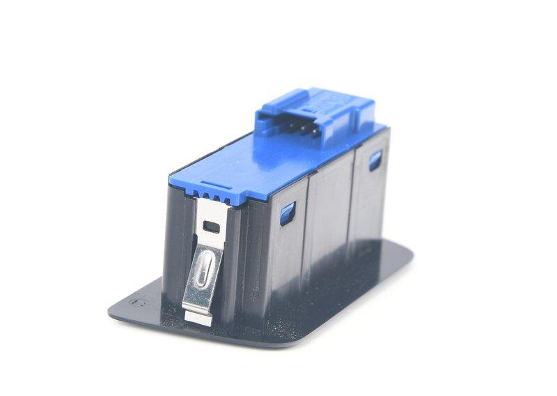 Выключатель замка крышки багажника