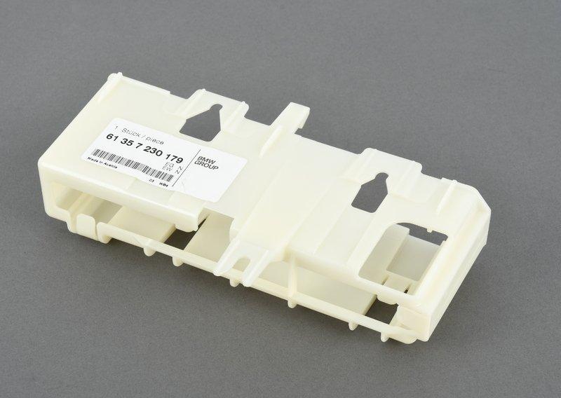 Держатель ЭБУ доводчика багажной двери