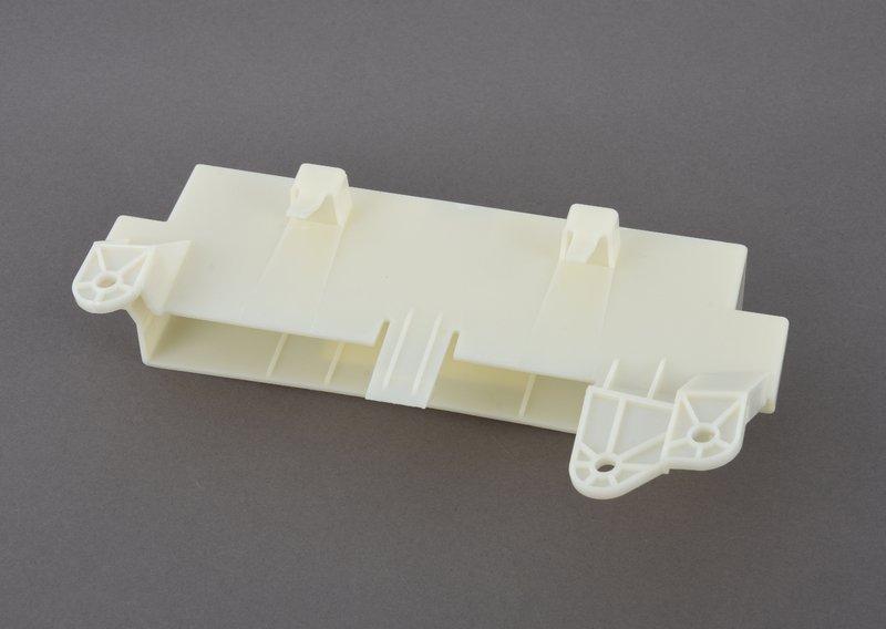 Кронштейн доводчика крышки багажника