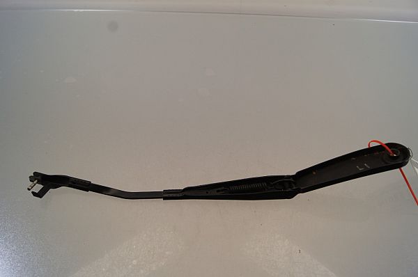 F25 / F26 Рычаг стеклоочистителя сторона водителя