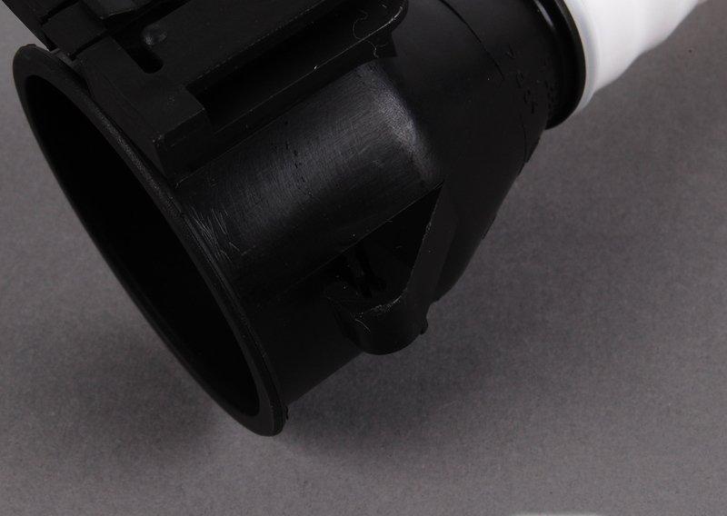 Наливной канал бачка стеклоомывателя