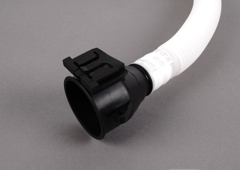 Наливной канал бачка стеклоомывателя